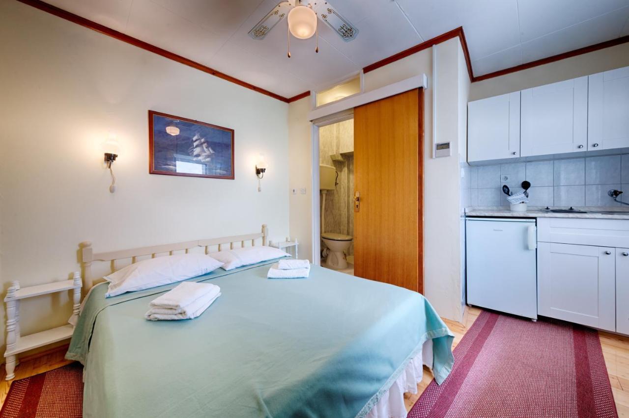 Apartments And Rooms By The Sea Komiza, Vis - 2431 Εξωτερικό φωτογραφία
